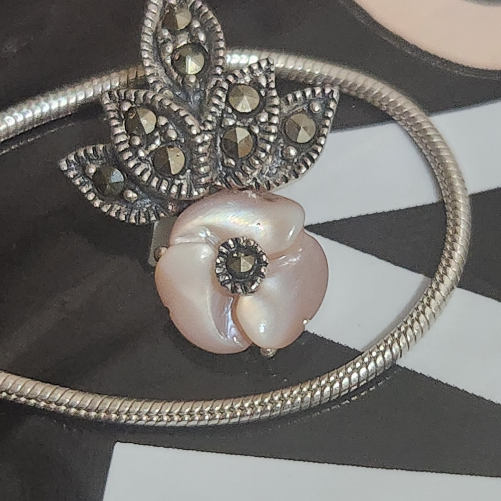 Beautiful looks like a wedding set necklace and earrings - Picture 3 of 5